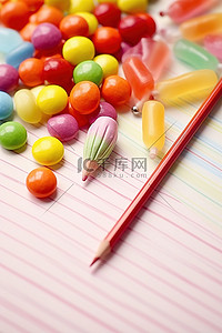 纸上彩色糖果和铅笔