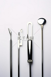 口腔器械背景图片_放置在白色表面上的五个牙科器械