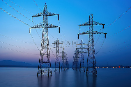 的中国背景图片_日落时水中的中国输电塔
