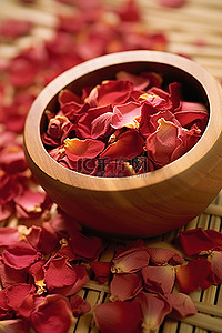 玫瑰花瓣玫瑰背景图片_一个装满玫瑰花瓣的塑料碗