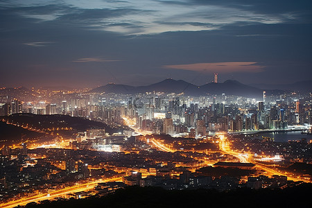 到了晚上，首尔灯火通明，城市的其他地方也都亮了起来