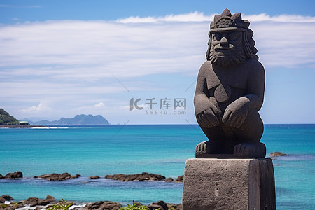 石像岛背景图片_一只手臂举起的男子狮子雕像矗立在水池旁边