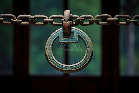 链子背景图片_韩国一座佛教寺庙的窗户上挂着一条链子