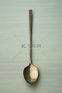 斑斑点点背景图片_灰色污迹斑斑的垫子上有一个带有两个勺子的物体