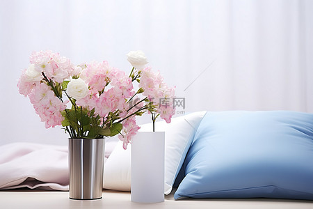 白色的花背景图片_枕头旁边的桌子上放着几朵粉红色和白色的花