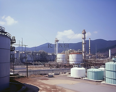 含一含背景图片_一座天然气厂，旁边有两根管道和含油的水