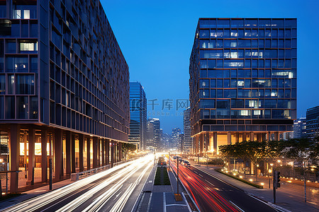 国际消费中心城市背景图片_长长的建筑，后面有路灯