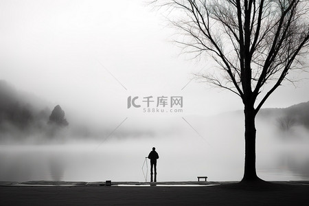 白梅背景图片_湖边一个人的黑白照片