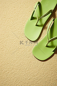 白鞋背景图片_白色表面上的绿色拖鞋