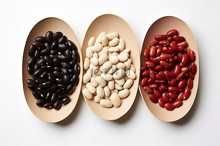 薏苡仁背景图片_将四种不同的红豆放在白色表面上