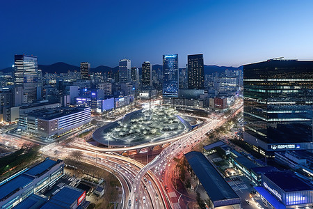 首尔高速公路交叉口和路灯，左边有一条街道，有一些建筑物和摩天大楼