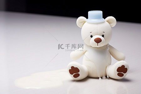 泰迪熊附近的空牛奶瓶