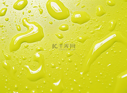 黄色液体背景图片_带水滴的黄色液体的特写