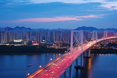 交通高峰背景图片_黄昏时分，交通在两个城市之间的桥梁上行驶