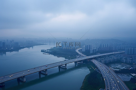 暴风雨天空中的一座水上桥