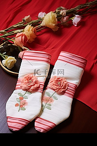 两只红白条纹中国传统丝袜
