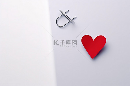 logo回形针背景图片_一个回形针，上面挂着一张纸，里面有一张心形的情书