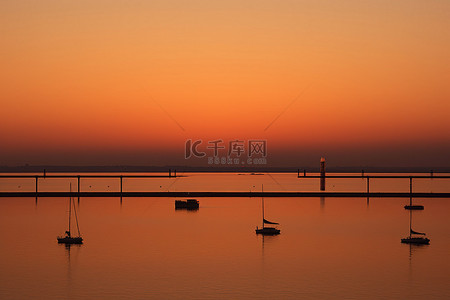 水冷头的gif图背景图片_太阳落在水面上，水面上有船