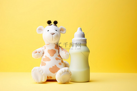 收纳的毛绒玩具背景图片_两只毛绒动物拿着一瓶配方奶