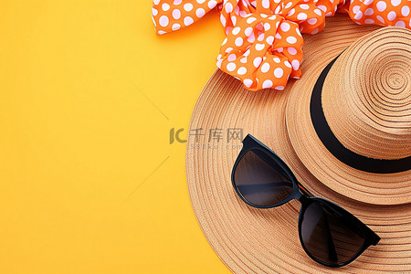 黄色和橙色背景中的帽子和太阳镜