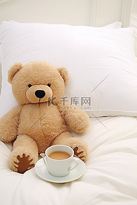 一只泰迪熊和一个甜甜圈坐在床上
