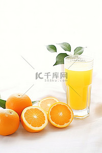 白色背景中的橙子和饮料