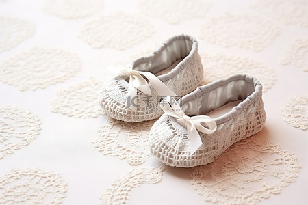 白色钩针桌布上的婴儿鞋