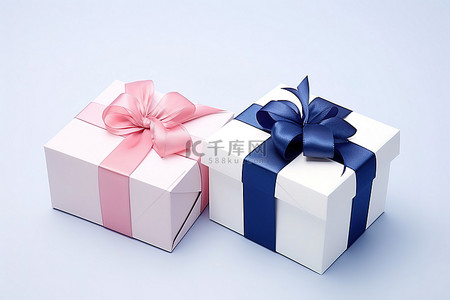 蓝色和粉色包裹的礼物