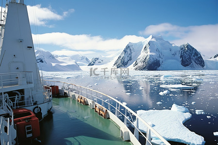 从后甲板上看，船周围有浮冰
