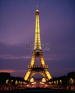 巴黎的埃菲尔铁塔在黄昏时分被点亮