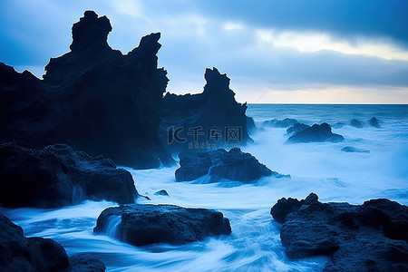 岩石海浪背景图片_海浪涌来，海洋冲上岩石