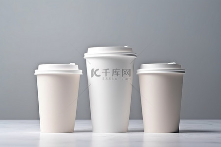 咖啡色图背景图片_同一表面上的三个白色咖啡纸杯