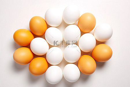 橙色和白色的鸡蛋排列成组，白色背景上的白色前景