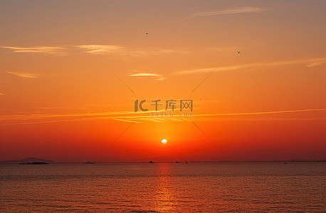 早晨的太阳背景图片_水面上的太阳和天空中的飞机