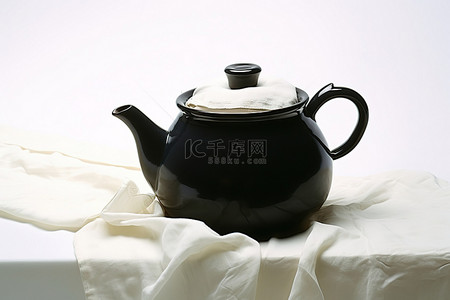 一个白色的陶瓷茶壶，上面有一块白色的布