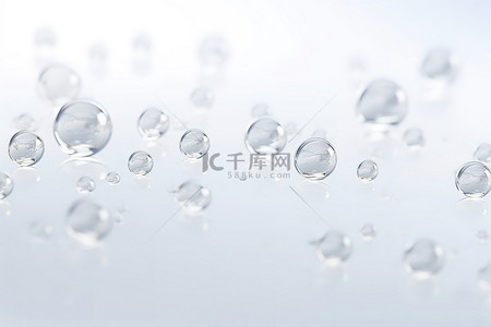 珍珠粒子背景图片_大小不同的水滴落在纸的表面