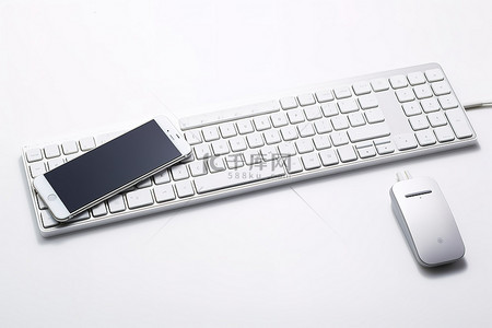 键盘和手机位于白色表面上