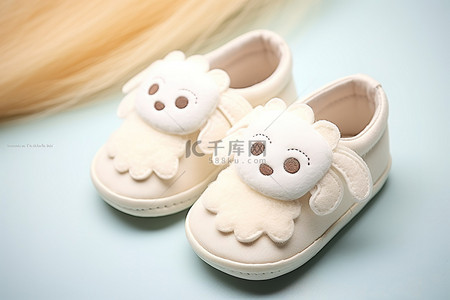 婴儿鞋背景图片_白色婴儿鞋，上面有羊