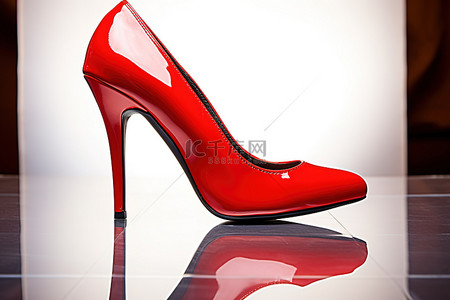 红色高跟鞋正在出售，正面和背面都有“sale”字样