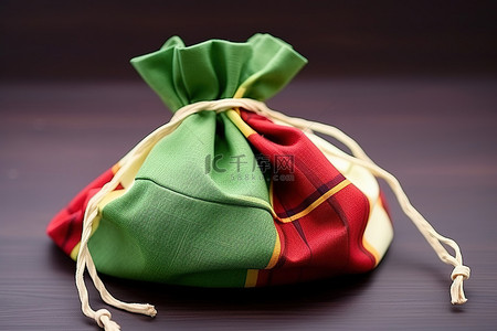 袋子里有小块绿色和红色的布