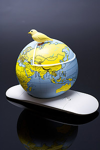 一个地球仪电脑鼠标，上面有一只鸟