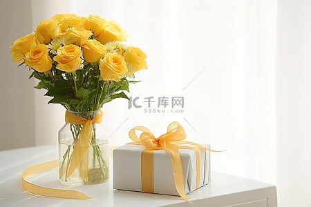 桌子上的黄色花束和礼品包装纸