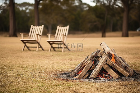 草地上背景图片_草地上的篝火和椅子