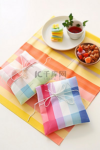 一块桌布，上面有两个独立的彩色袋子