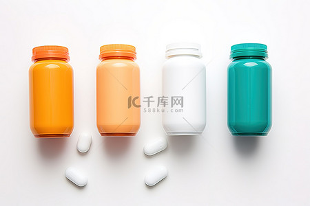 白色隔离的彩色容器中的药房液体药丸
