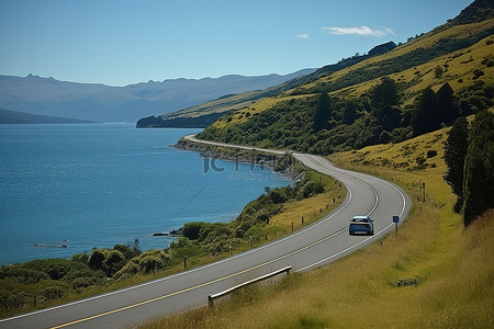西沙群岛背景图片_汽车行驶在新西兰怀马特群岛湾旁边的一条长路上