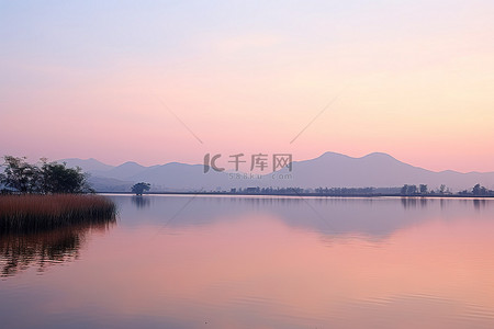 东南亚风背景图片_一个平静的小湖的图像，背景是山脉