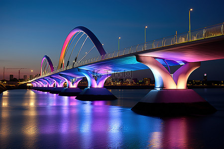 彩虹桥在夜间亮起
