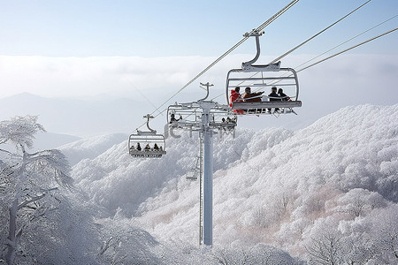 中国北方的滑雪缆车，冬天里有人在上面