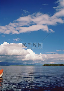 天空海岸背景图片_从法国海岸的一艘船侧面看到的景色